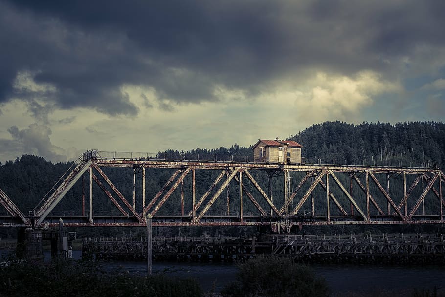 brown suspension bridge under gray clouds, view, house, top HD wallpaper