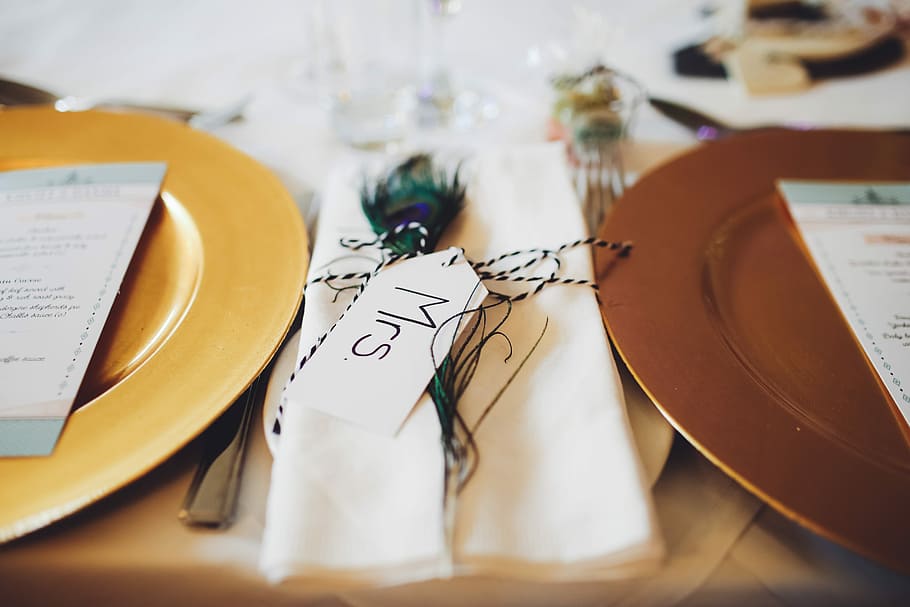 white card and plates, two brown plates beside white table napkin HD wallpaper