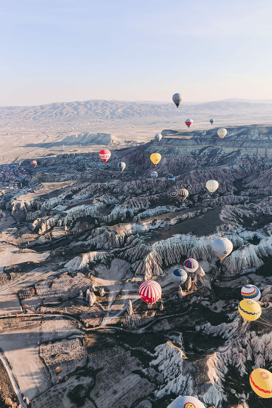 hot air balloons flew in mid air, hot air balloons on air photo HD wallpaper