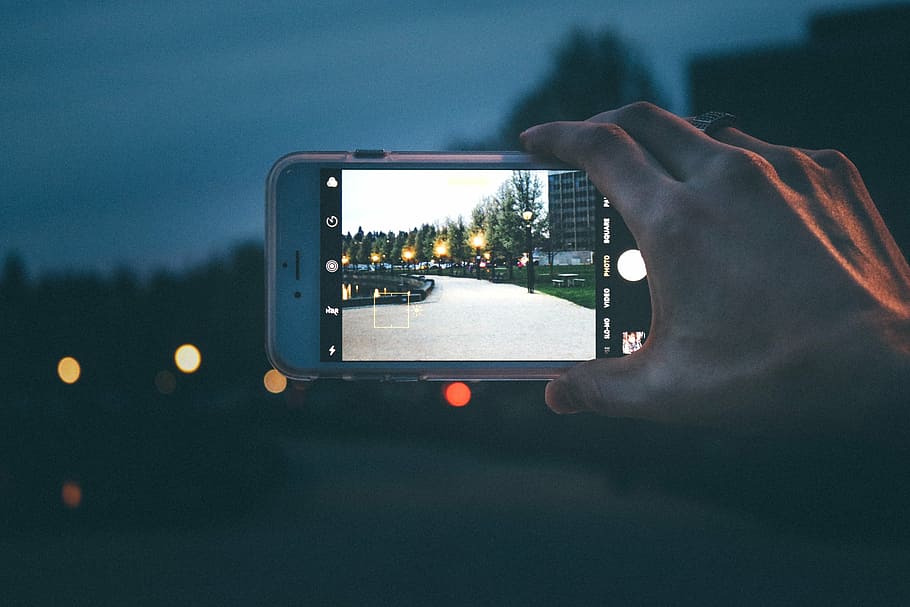 iphone, park, street, lights, night, evening, man, hand, walkway HD wallpaper