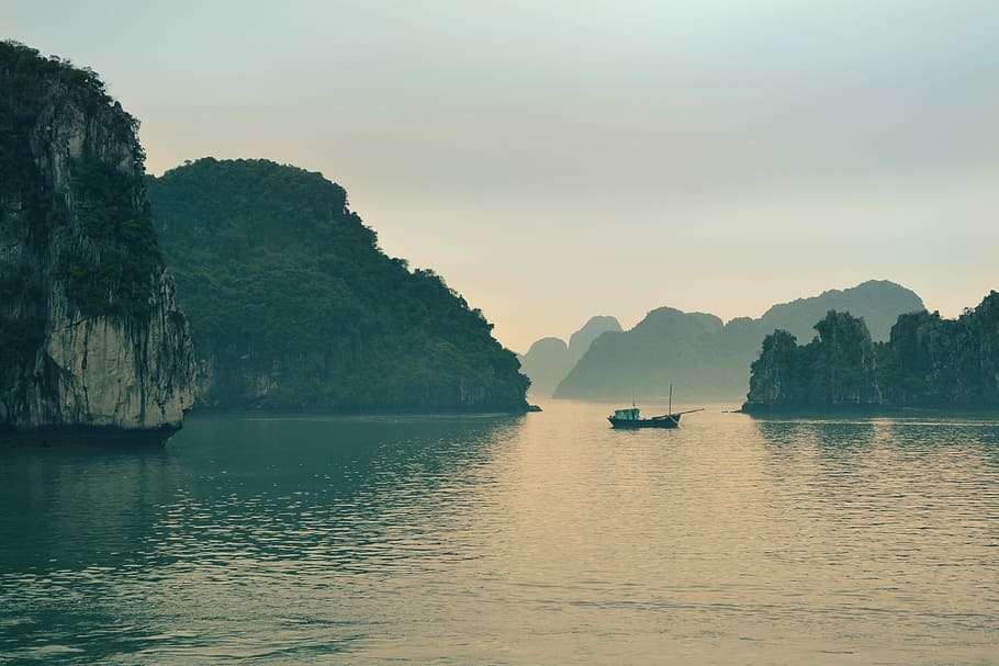 outboard boat on body of water, body of water, lake, island, river HD wallpaper