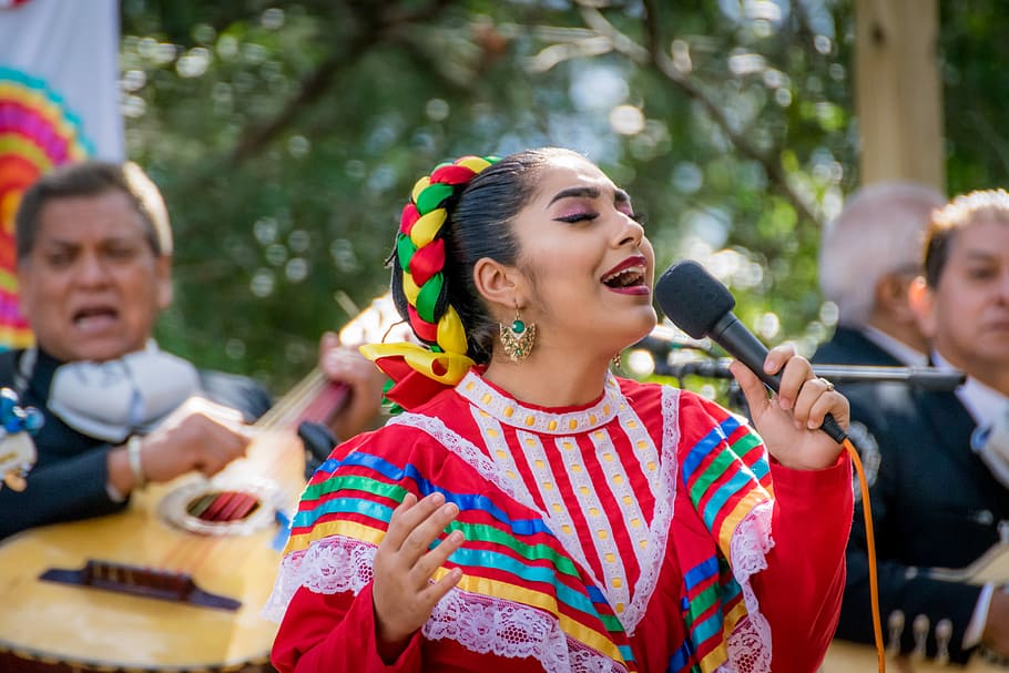 woman singing, singing woman with band at daytime, tree, female HD wallpaper