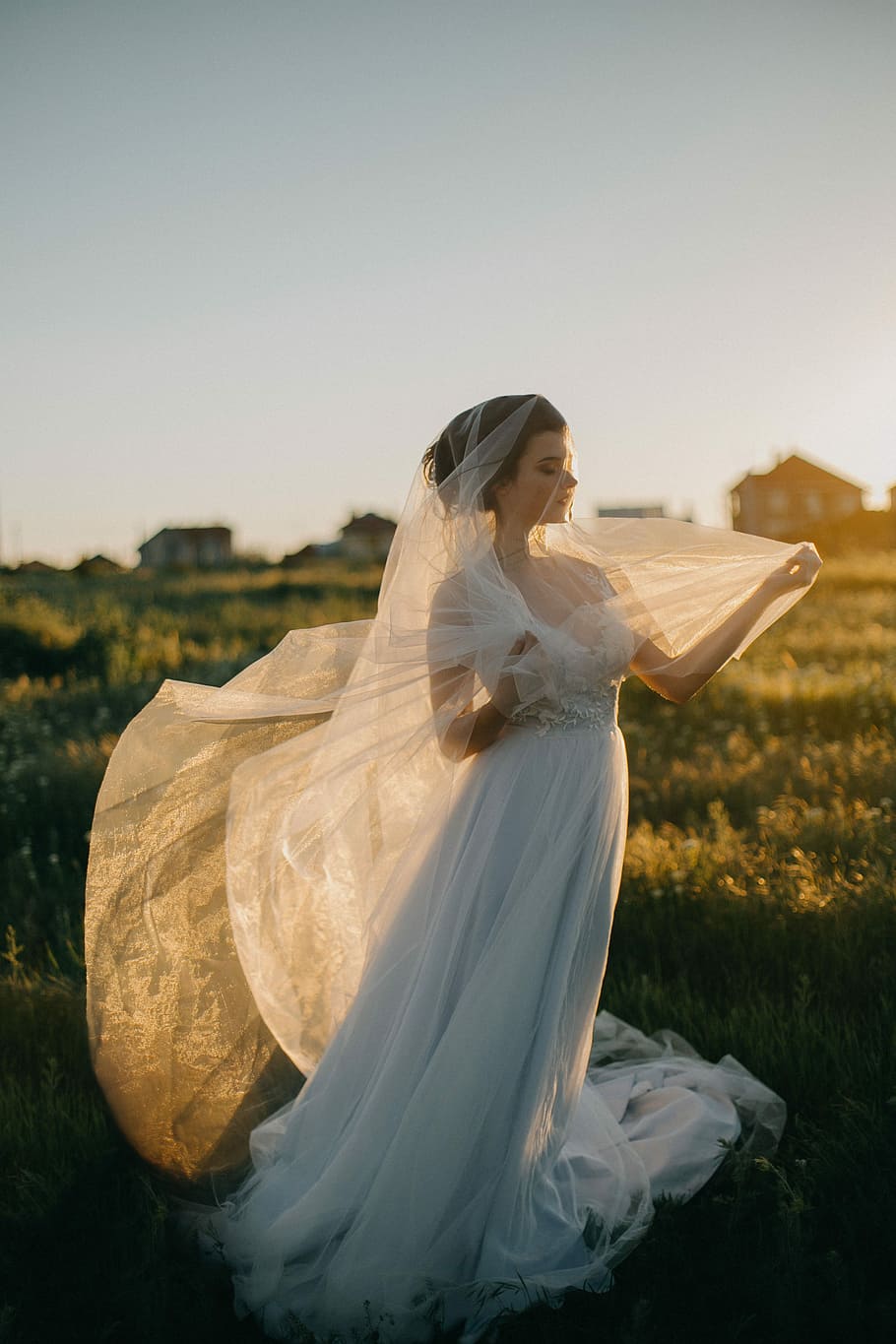 woman wearing wedding gown in green grass field, woman in white dress standing in green grass field HD wallpaper