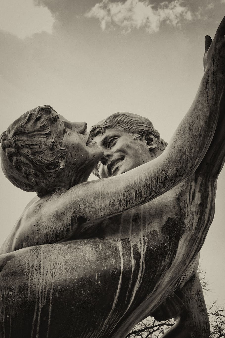 statue, black and white, sky, portrait, water, nature, smiling HD wallpaper