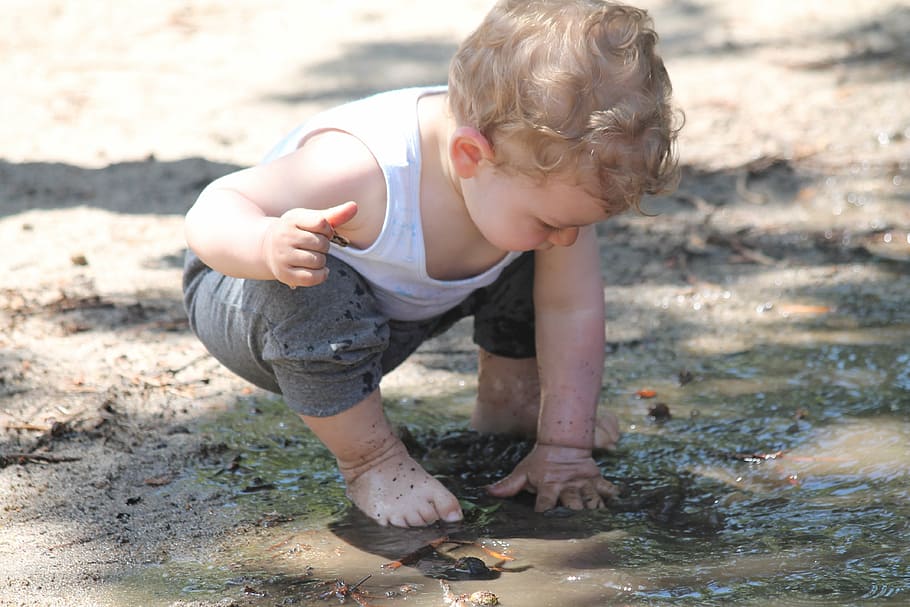 toddler playing on mud, child, puddle, fun, nature, bimbo, hands, HD wallpaper