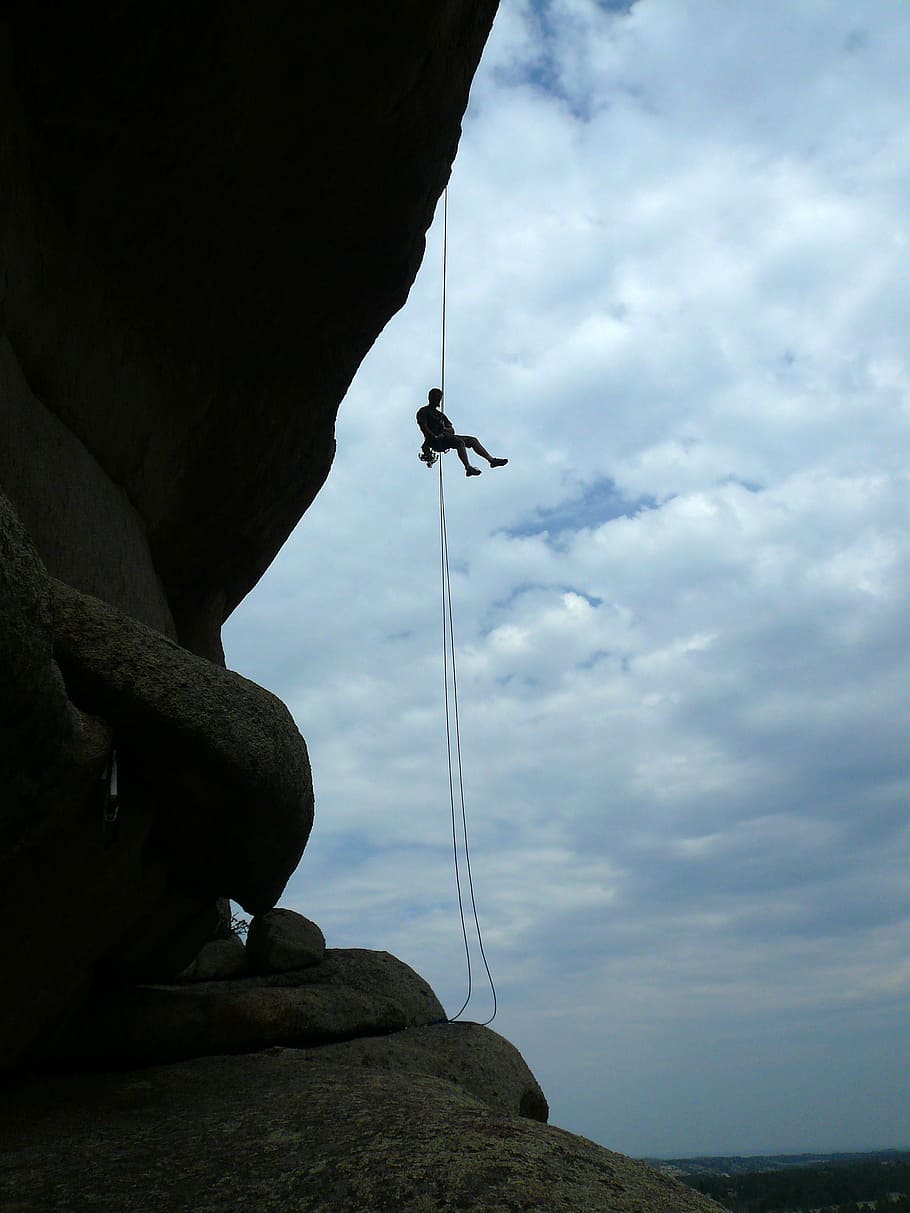 Climber at Vedauwoo near Laramie, Wyoming, cliff, clouds, mountain HD wallpaper