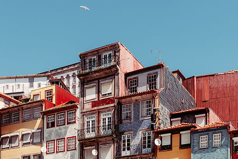blue and red village under blue sky, multicolored concrete houses HD wallpaper