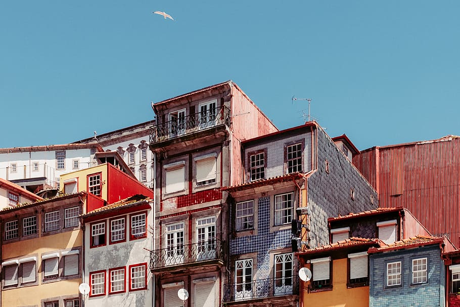 blue and red village under blue sky, multicolored concrete houses HD wallpaper