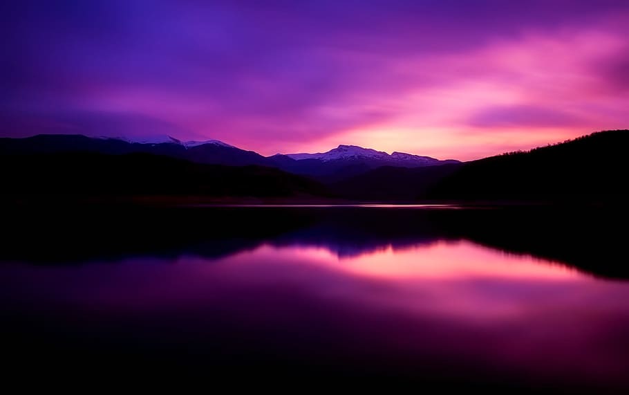 Nói lên đẹp thành cây, là ảnh hưởng không thể phủ nhận từ bầu trời tím huyền diệu, sánh đôi với hồ nước xanh ngắt tuyệt đẹp. Hãy để trái tim bạn thăng hoa khi đắm mình vào khung cảnh thiên nhiên đầy lãng mạn này. Translation: Enchanting skies of mystical purple complementing the stunning tranquil blue lake, these breathtaking views will take your breath away. Let your heart soar as you immerse yourself in this romantic vision of nature.
