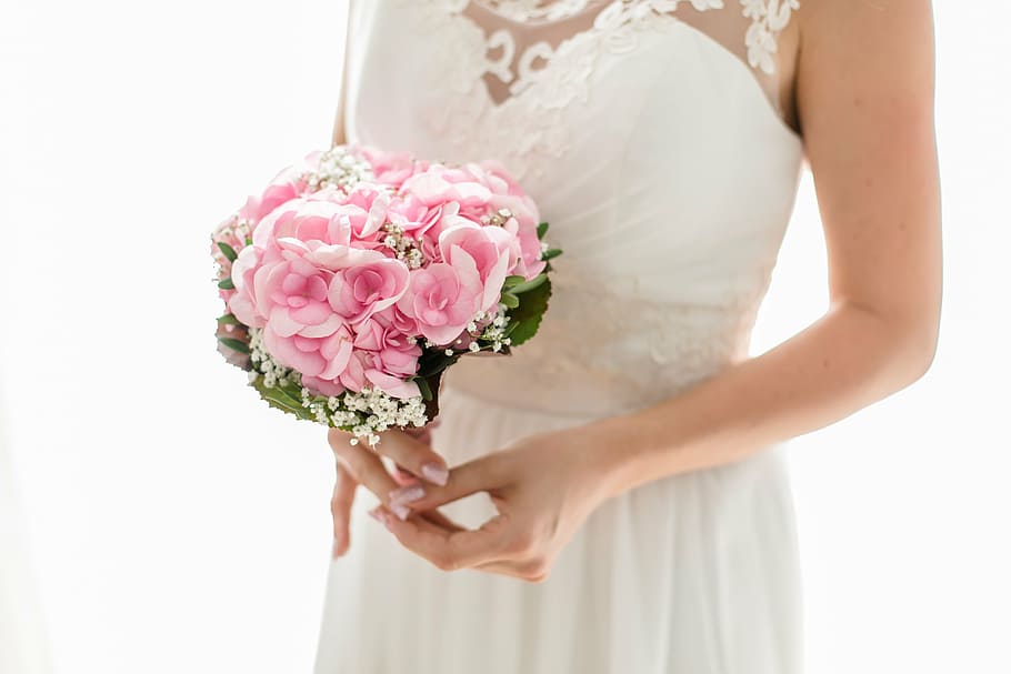 woman holding pink roses bouquet, bride, strauss, wedding, married HD wallpaper