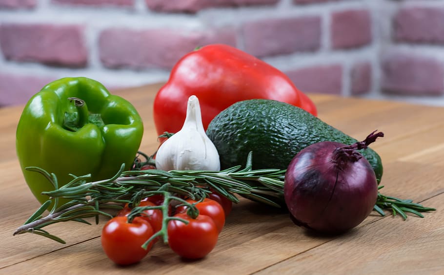 tomatoes, onions, garlic, chili, and avocado on wooden table HD wallpaper