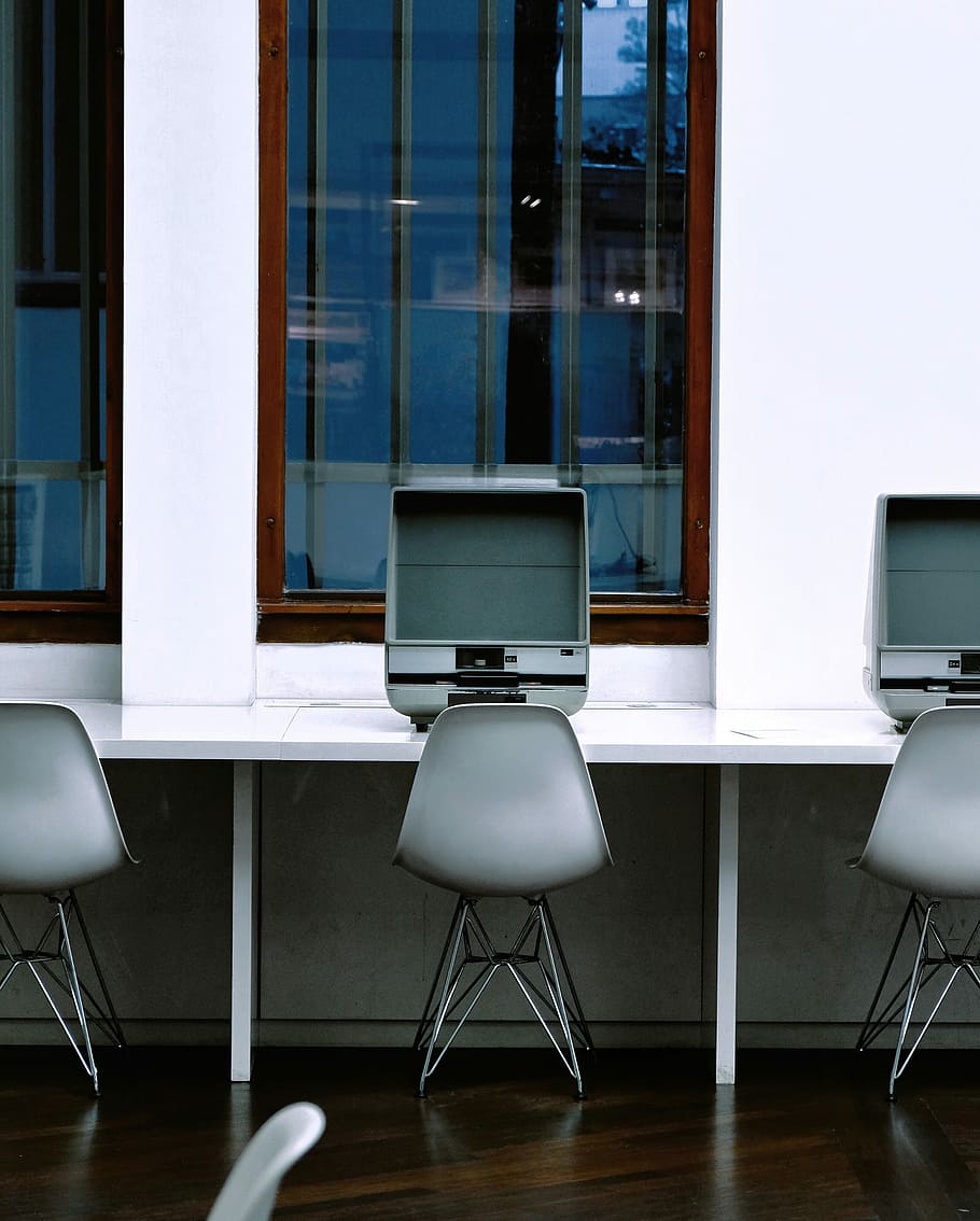 gray flat screen monitor on white wooden desk, gray flat screen monitor on desk in front gray steel chair HD wallpaper