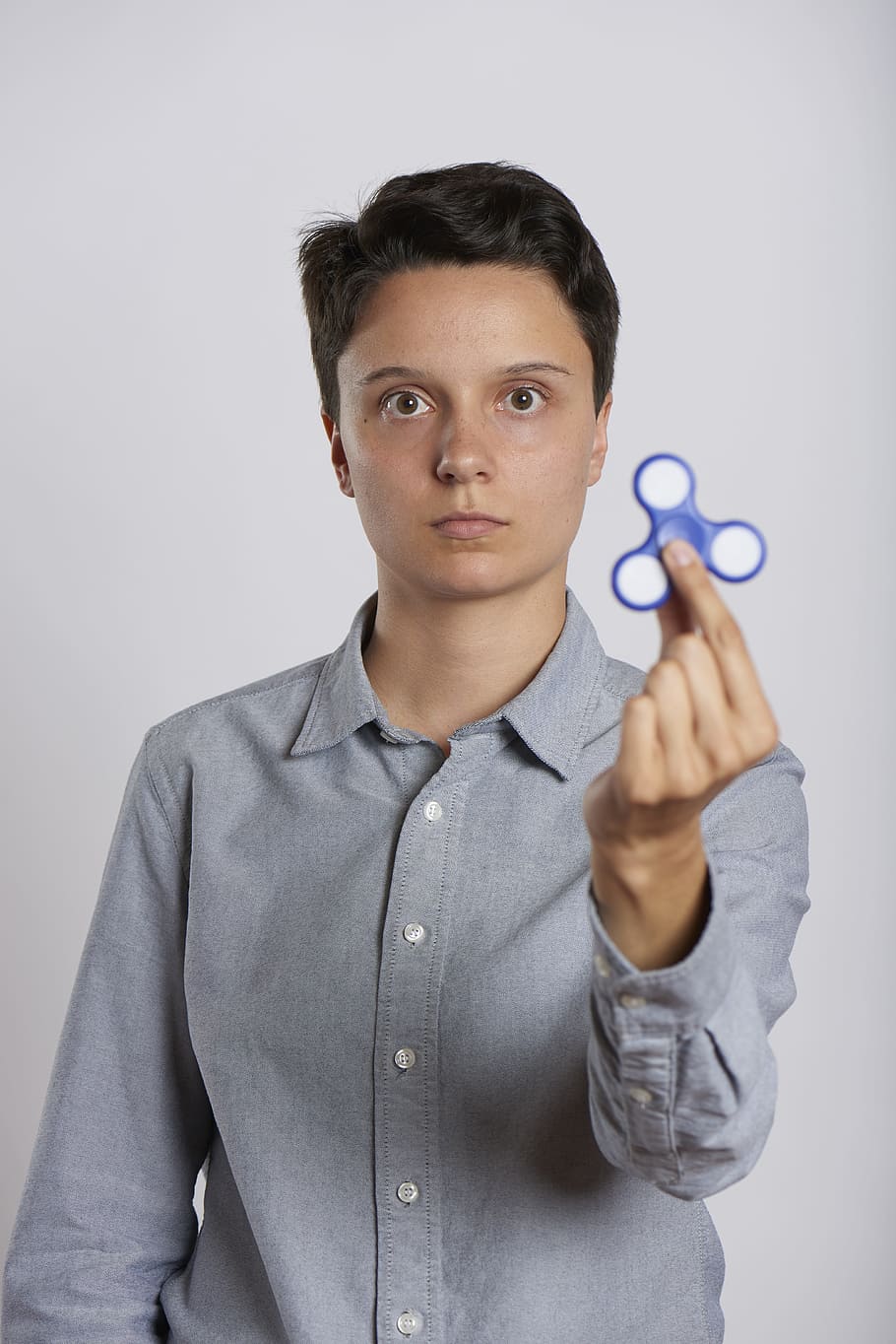 fidget spinner, woman, holding, play, toy, fad, game, gadget