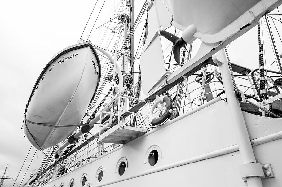 grayscale picture of sailing ship, grayscale photography of a boat HD wallpaper