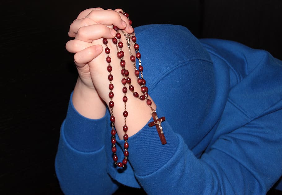 person holding praying rosary, prayer, religion, catholic, christianity, HD wallpaper