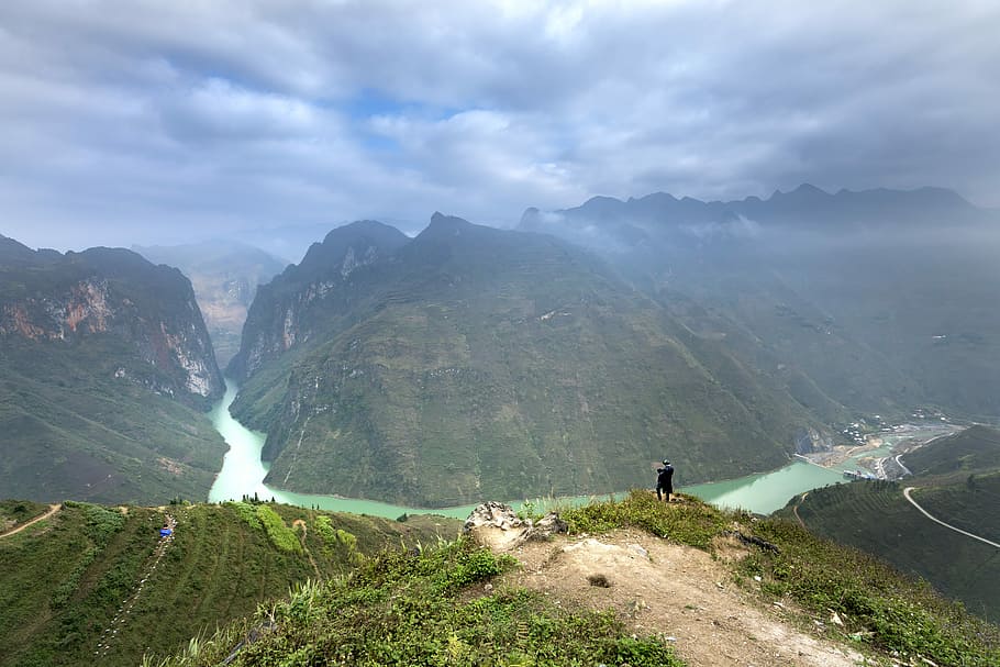 Việt Nam với cảnh quan thiên nhiên đẹp tuyệt vời và con người thân thiện sẽ khiến bạn đắm mình vào một chuyến phiêu lưu đáng nhớ. Hãy xem hình ảnh về đất nước Việt Nam để trải nghiệm vẻ đẹp thiên nhiên và văn hóa độc đáo của đất nước này.