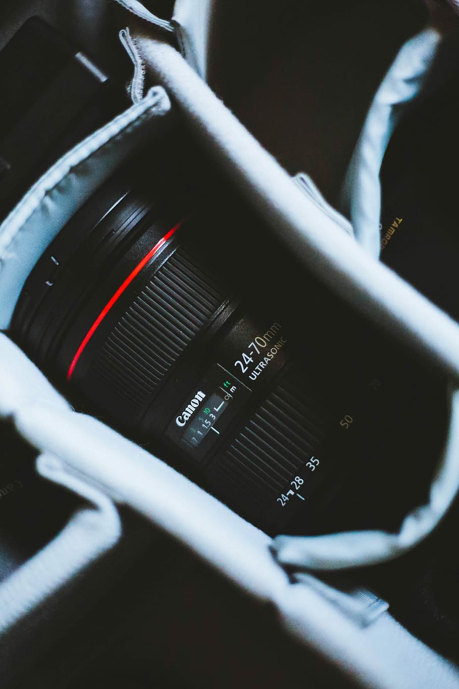 black and red Canon zoom lens in bag, 24-70 mm black Canon zoom lens in bag HD wallpaper