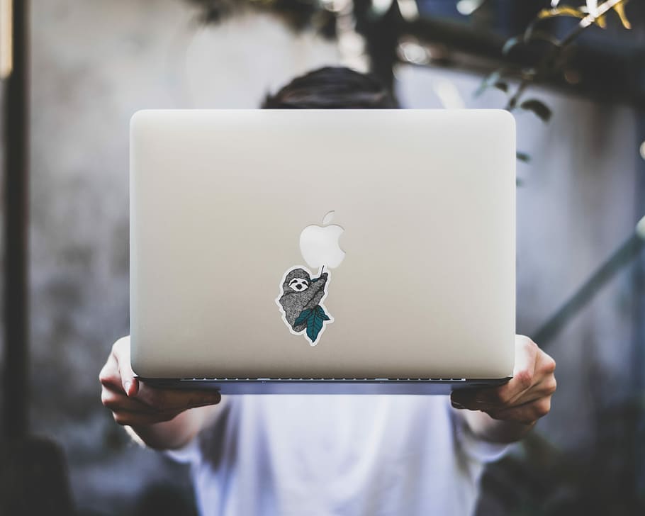 person holding silver MacBook, person carrying silver MacBook HD wallpaper