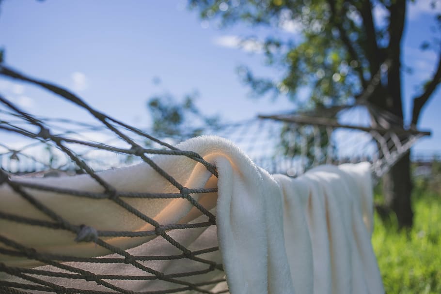 white blanket on gray rope hammock outdoor during daytime, daylight HD wallpaper