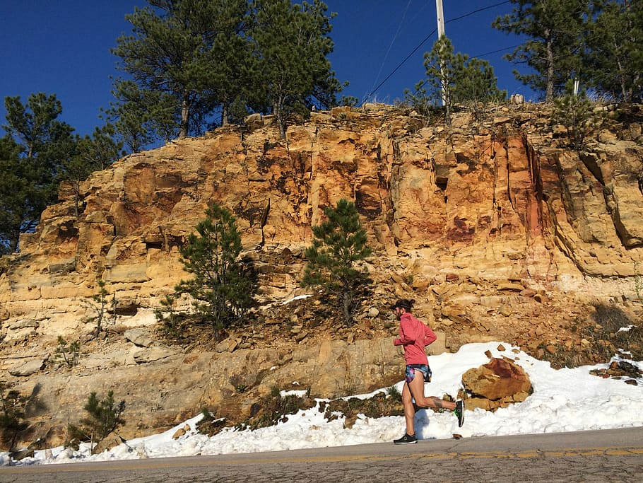 person jogging beside clif, man jogging near hill, running, rock, HD wallpaper