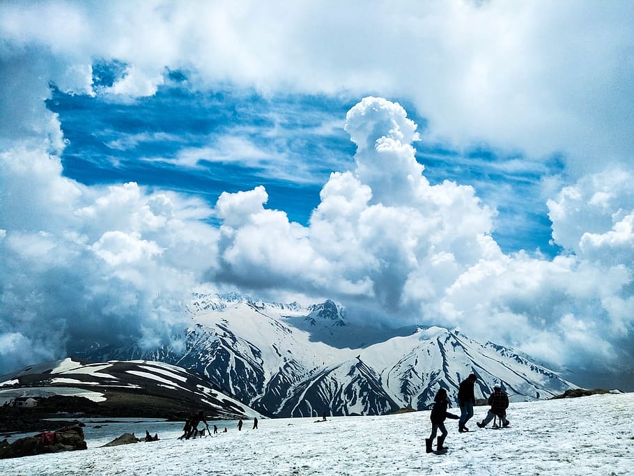 people standing on snow covered ground near mountains at daytime, people skiing at the mountain HD wallpaper