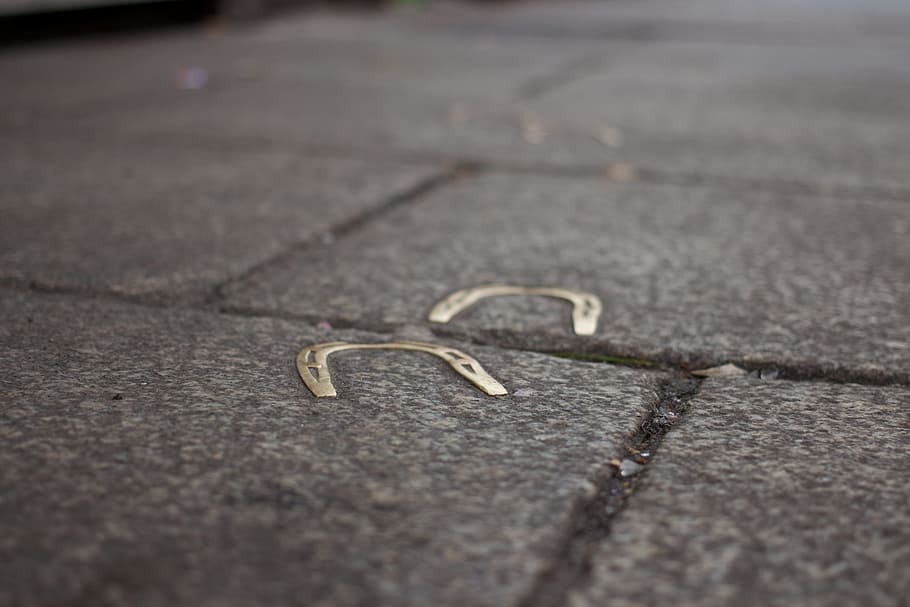 sidewalk, luck, horseshoe, selective focus, no people, emotion HD wallpaper
