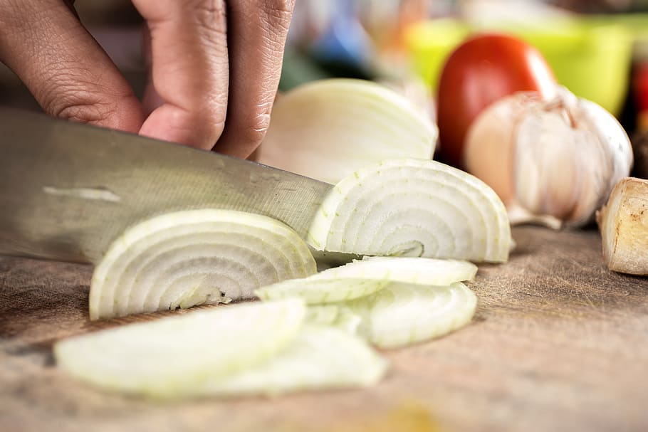 person slicing onions, garlic, slice, food, fresh, meal, white, HD wallpaper