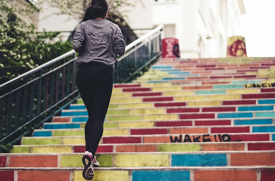 woman running upstair in room, woman going up on stair, jogging HD wallpaper