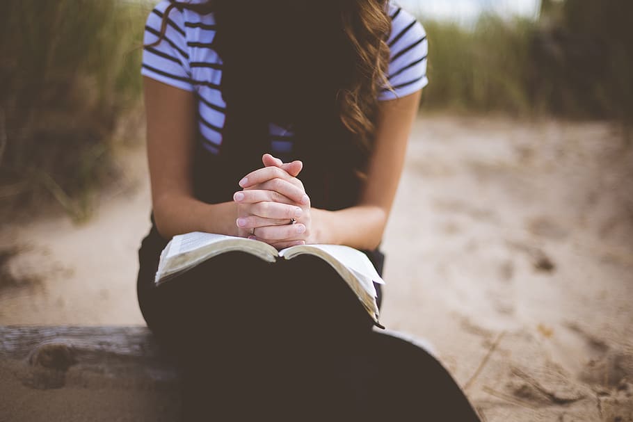 woman sitting on brown bench while reading book, woman in black pants sitting and reading book HD wallpaper
