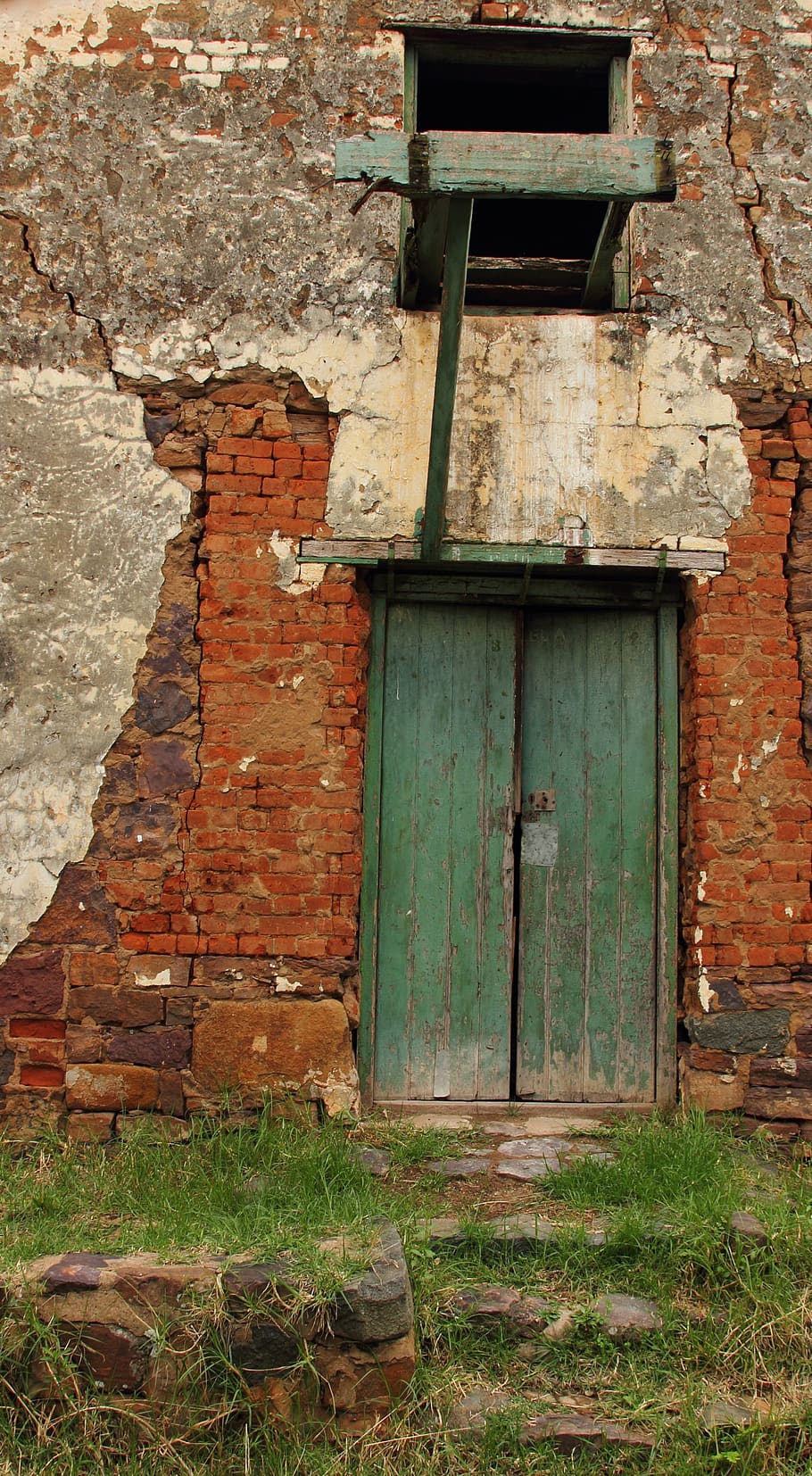 old buildings, door, cracks, ancient, brick, stone, entrance HD wallpaper