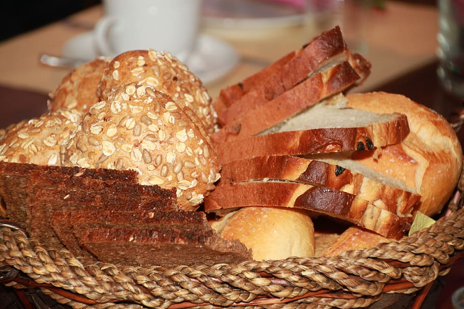leavened breads in basket, breadbasket, breakfast, bread slices HD wallpaper