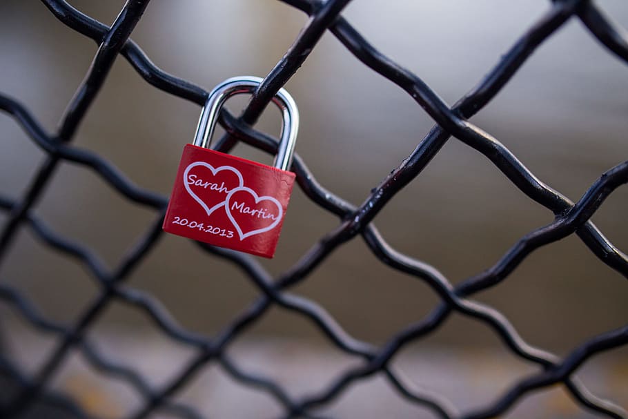 Red and Stainless Steel 2 Hearts Padlock on Black Cyclone Fence during Daytime, HD wallpaper