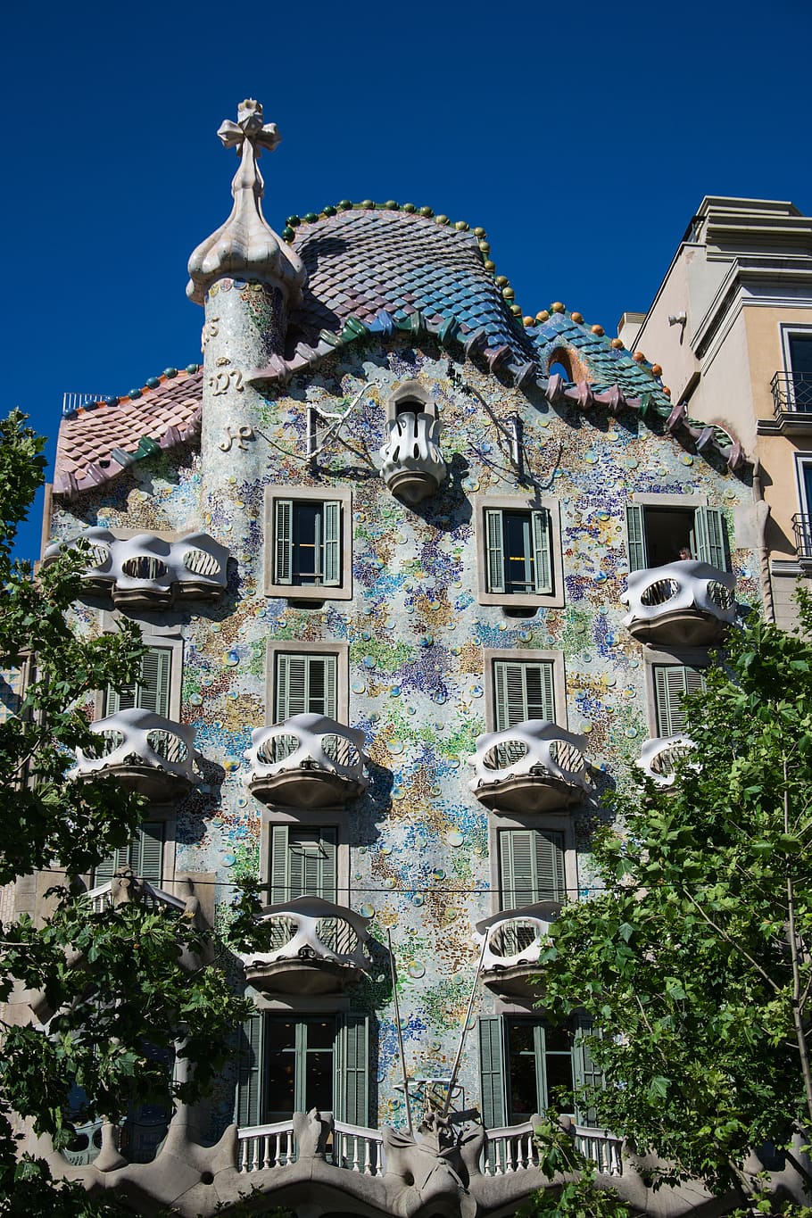 photography of concrete house at daytime, fun, spain, barcelona HD wallpaper