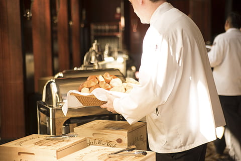 man in white shirt, waiter, bread, deliver, serve, food, restaurant HD wallpaper