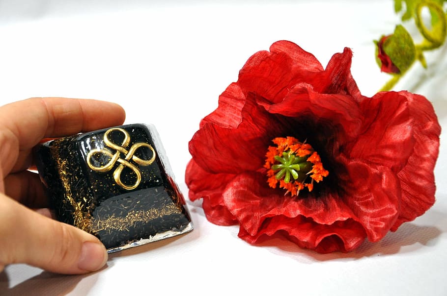 orgone, pyramid, red flower, pyramids, orgonite, spiritual concept HD wallpaper