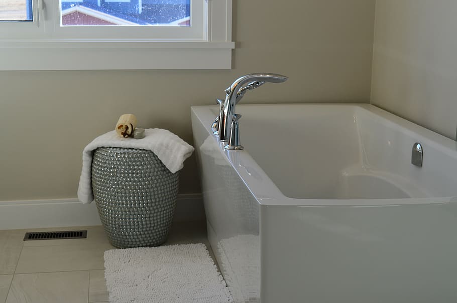 white fleece towel beside white bathtub, bathroom, bathing, house, HD wallpaper
