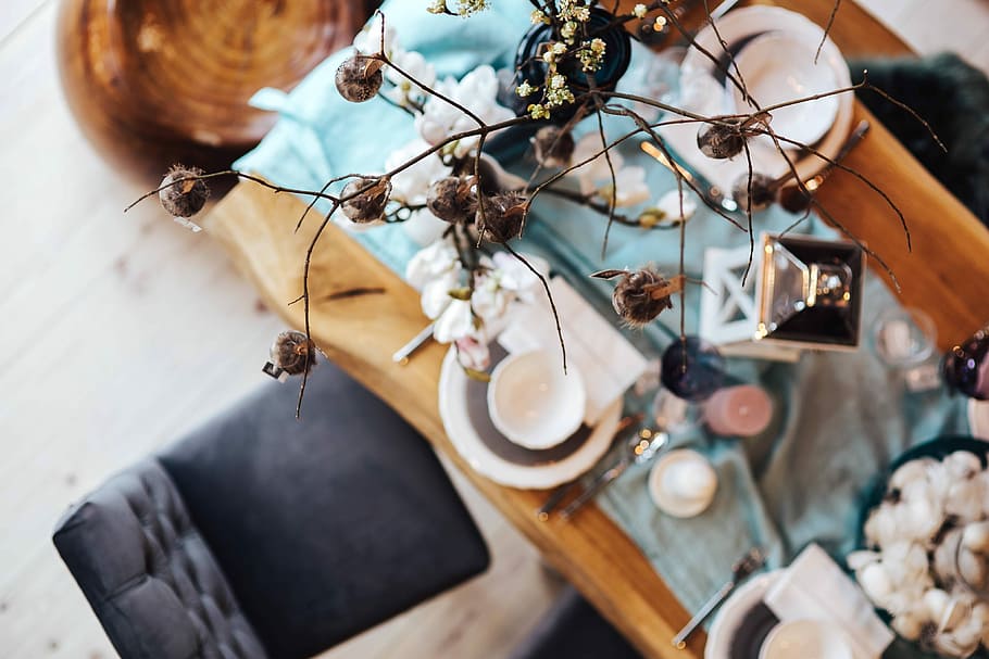 Fancy restaurant dinner table decorated with quail eggs and feathers HD wallpaper