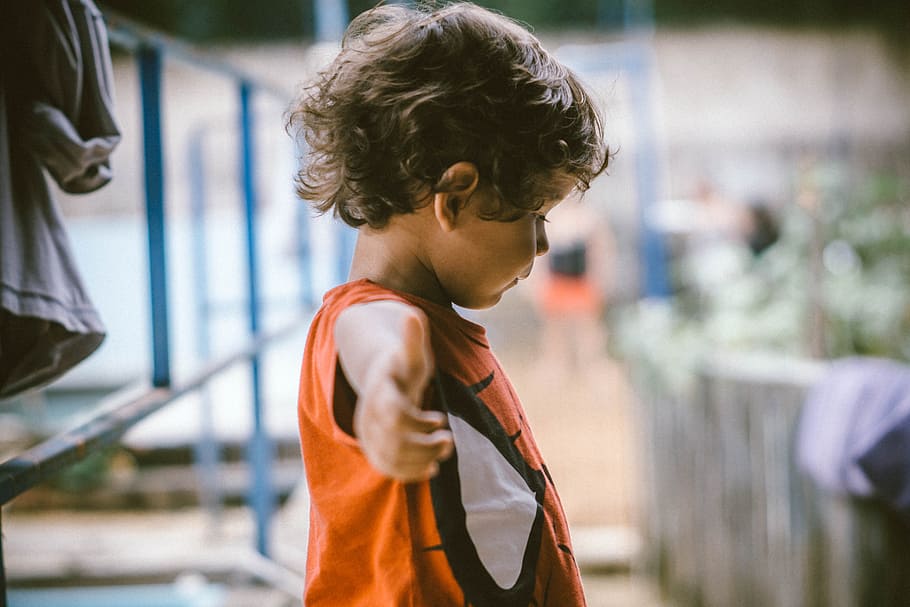 kid wearing deadpool shirt, selective focus of a toddler doing thumbs up HD wallpaper