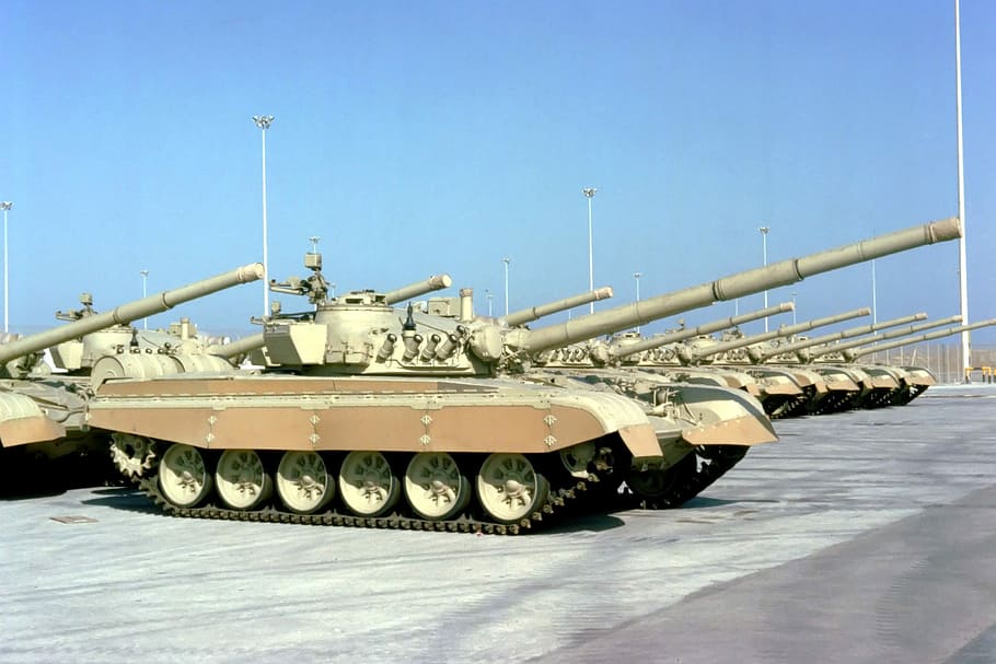 Kuwaiti Armed Forces M-84 main battle tanks during the Gulf War, HD wallpaper