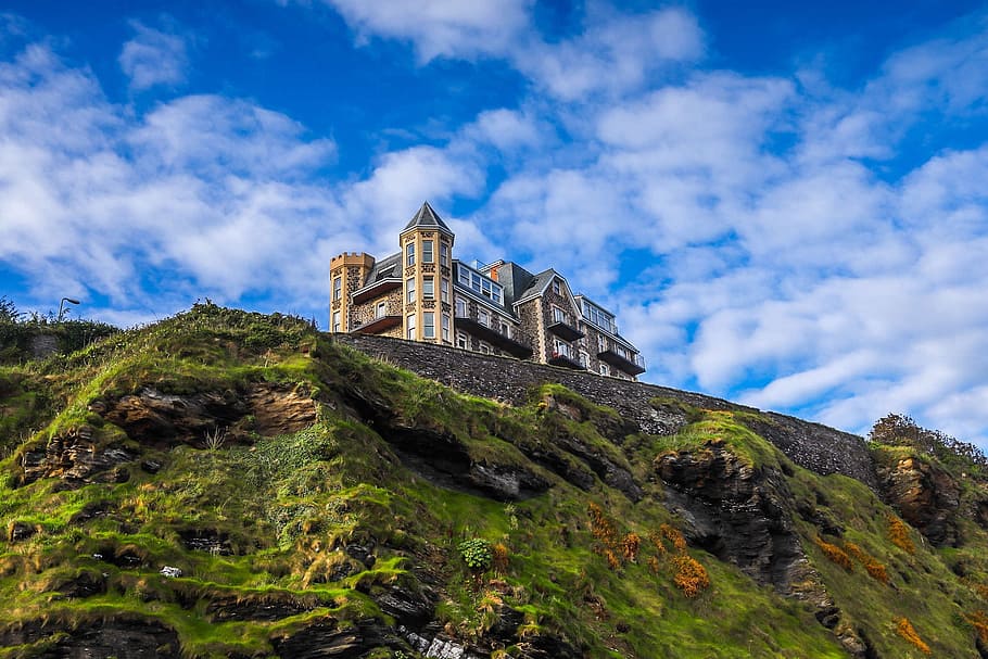 mansion house on mountain under cloudy sky, building, reef HD wallpaper