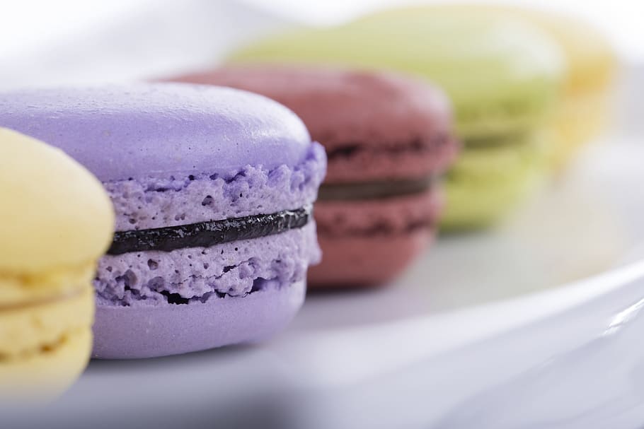 tilt shift lens photo of macaroons on white ceramic plate, personalise HD wallpaper