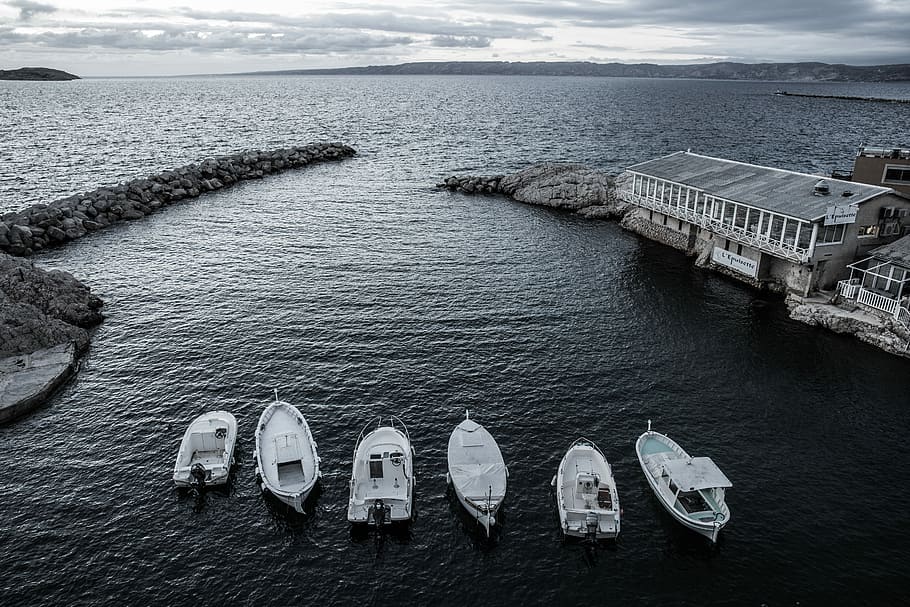 six white bots on body of water, landscape photography of body of water with six boats HD wallpaper