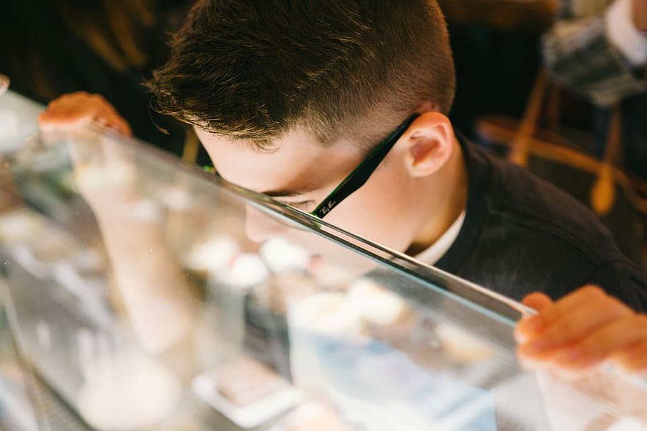 boy leaning on glass counter, boy leaning on glass, man, male HD wallpaper