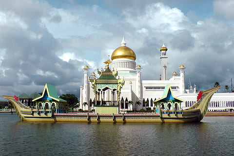 brown and green boat, ship, junk, mosque, saifuddin, brunei HD wallpaper