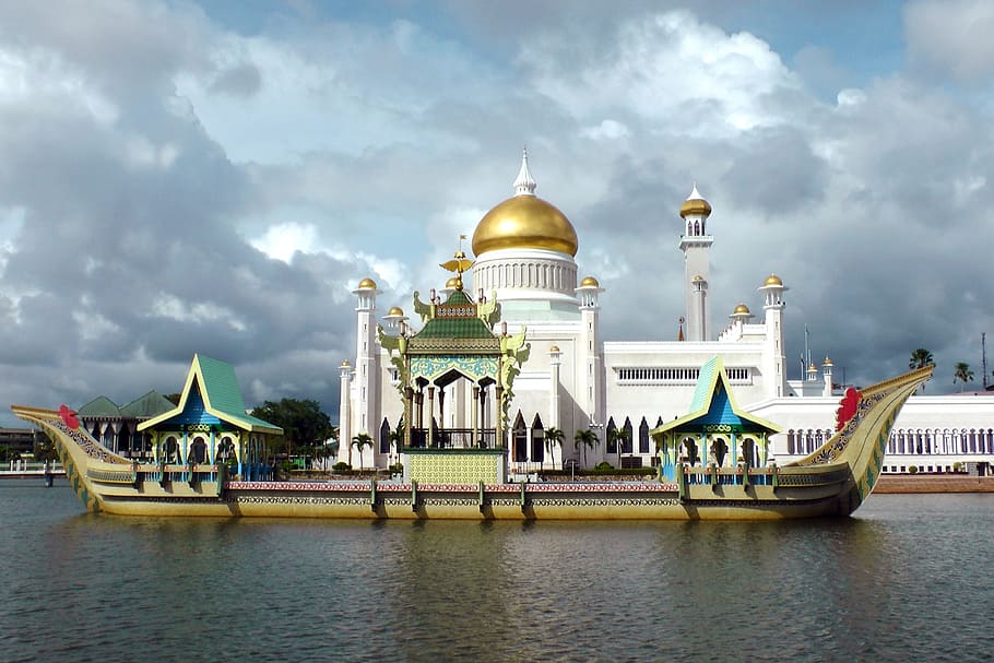 brown and green boat, ship, junk, mosque, saifuddin, brunei HD wallpaper