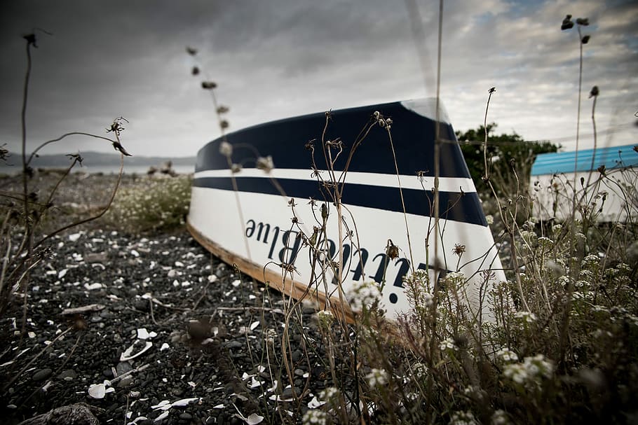 black and white boat on seashore, upside down, seascape, beach HD wallpaper