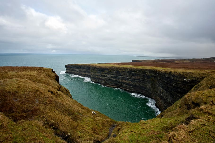 Coastline on the Cliffs landscape and ocean in Ireland, clouds HD wallpaper