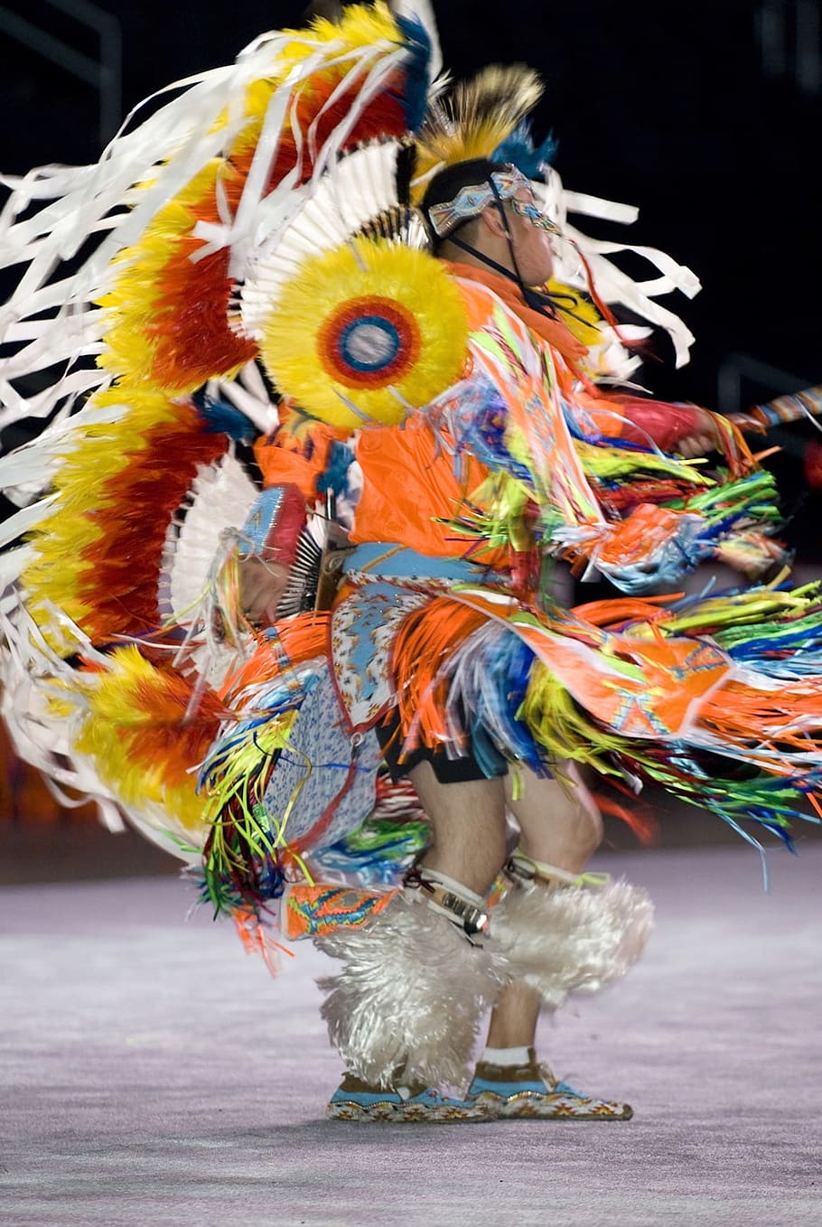 man wearing costume dancing on stage, native americans, celebration HD wallpaper