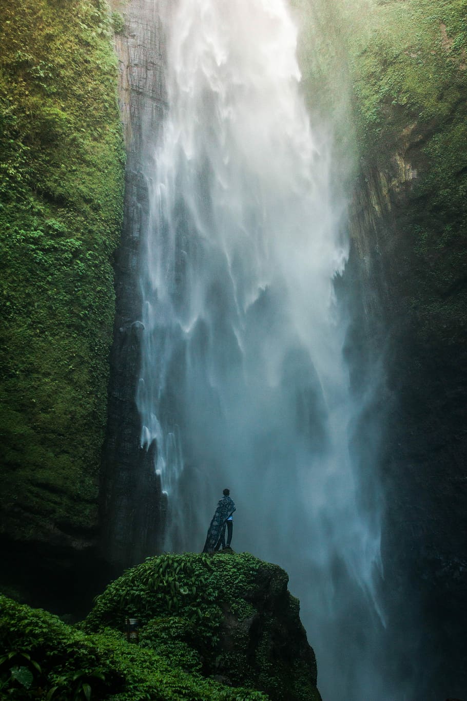 waterfalls between mountain, time lapse photography of waterfall HD wallpaper
