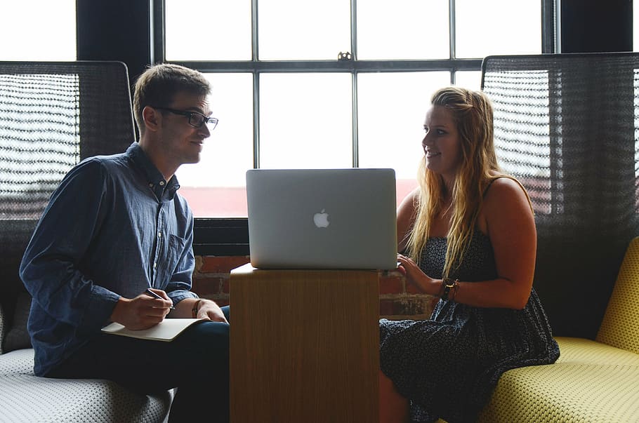 man and woman talking inside room, entrepreneur, startup, start-up, HD wallpaper